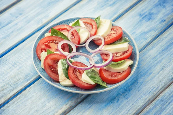 Caprese Salat Auf Blauem Teller Mit Ornament Auf Blauem Tisch — Stockfoto