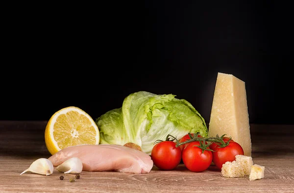 Zutaten Für Caesar Salat Mit Huhn Auf Schwarzem Und Hellem — Stockfoto
