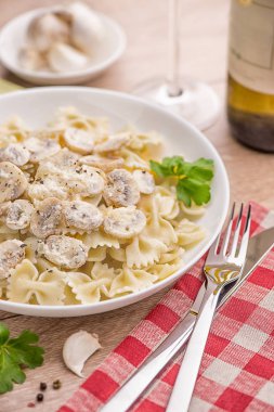 Petrol ve maydanoz üzerinde hafif bir ahşap masa spagetti.