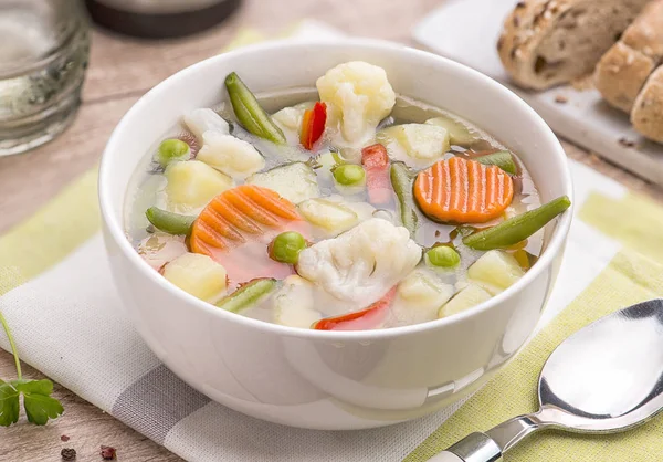 Λαχανικά Χορτοφάγος Σούπα Ένα Λευκό Βαθύ Πιάτο Ένα Ριγέ Υπόστρωμα — Φωτογραφία Αρχείου