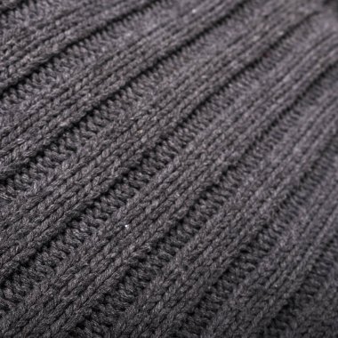 Beyaz bir arka planda gri yün kazak.