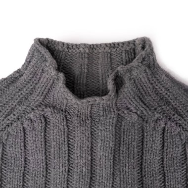 Beyaz bir arka planda gri yün kazak.