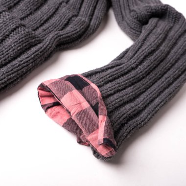 Yün kazak ve beyaz zemin üzerine pembe kareli gömlek gri.