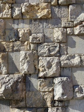 Kabartmalı ve kabartmalı tuğlalı taş duvar..