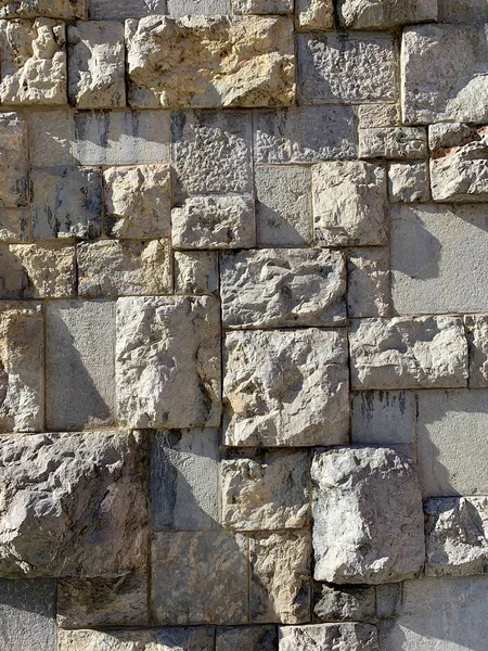Steinmauer Mit Hervorstehenden Und Geprägten Ziegeln Stockbild