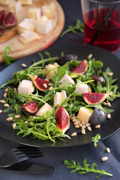 Camembert Und Feigensalat Auf Schwarzem Teller Dunkelgrauer Tischdecke — Stockfoto