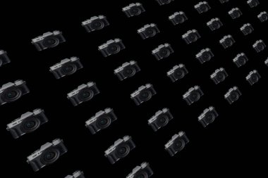 Siyah arka planda aynasız kamera.