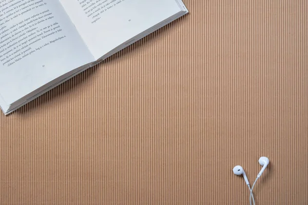 Auscultadores Brancos Livro Branco Sobre Fundo Azul Bege Leitura Áudio — Fotografia de Stock