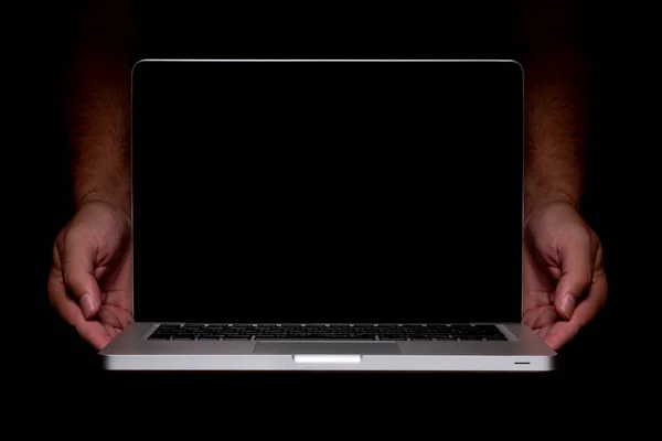 黒の背景にポータブル現代の銀製コンピュータ 男性用コンピュータ — ストック写真