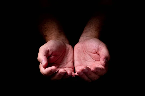 Männliche Hände Tauchen Aus Der Dunkelheit Auf Hände Auf Schwarzem lizenzfreie Stockbilder