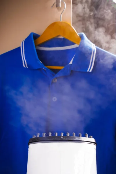 Ütüleme ve ütüleme giysileri. Pantolon ve tenis tişörtü.