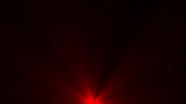 Işık ışınları ve parlak yıldızlarla parlayan ışık efektleri ve siyah arka plan dikey videosundaki spot ışıkları. Güneş Işığı Etkisi Konsepti ile Parçacık Arkaplanı