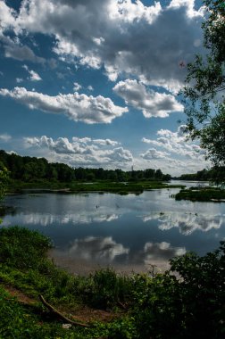 Nehirde iyi güneşli bir gün
