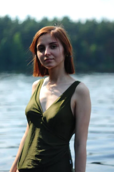 Gün batımında bikinili seksi kız poz veriyor.