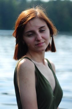 Gün batımında bikinili seksi kız poz veriyor.