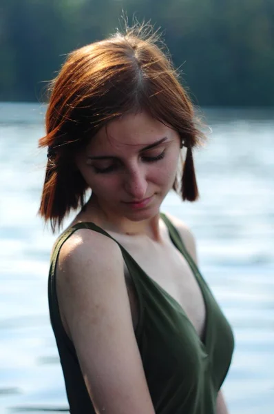Gün batımında bikinili seksi kız poz veriyor.