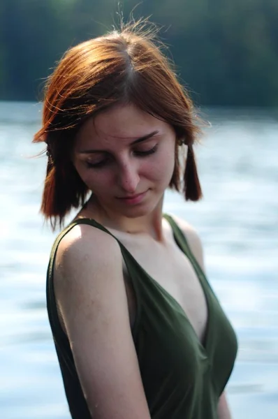 Gün batımında bikinili seksi kız poz veriyor.
