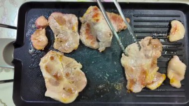 Elektrikli tavada kızartılmış domuz eti. Yüksek kalite 4k görüntü