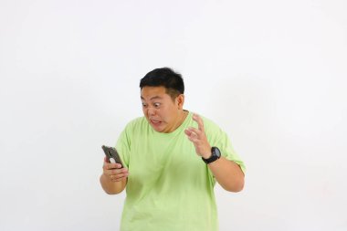 Sinirli jestlerle dolu bir telefonu tutan genç bir adamın kızgın yüzü..