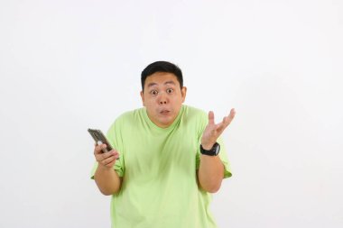 Kızgın suratlı genç Asyalı adamın portresi şimdi telefonu sıkıca tutuyor..