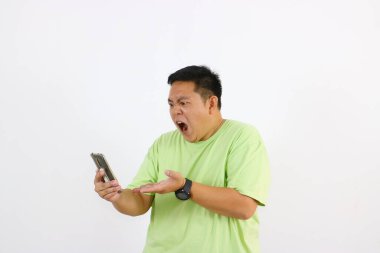 Asyalı genç bir adamın portresi. Elinde kızgın ve hayal kırıklığına uğramış bir yüz var..