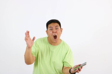 Genç bir adamın portresi telefon tutarken öfke ve hayal kırıklığını yakalıyor..