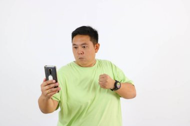 Kızgın ifadesi ve hayal kırıklığına uğramış vücut dili olan Asyalı genç bir adamın portresi..