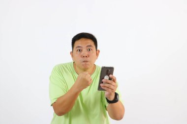 Asyalı genç bir adamın kızgın yüzlü ve hareketli bir şekilde elinde tuttuğu portresi ilk kez kameraya sıkıca yapışmıştı. 