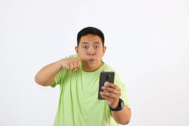 Genç bir adamın kızgın ifadesi ve hayal kırıklığına uğramış el kol hareketleri