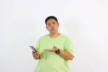 Genç bir adamın yüzü telefona bakarken merak ve şüphe gösterir..