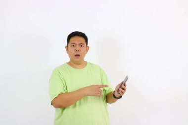 Telefonda meraklı ve şüpheli bir ifadeyle genç bir adamın portresi..