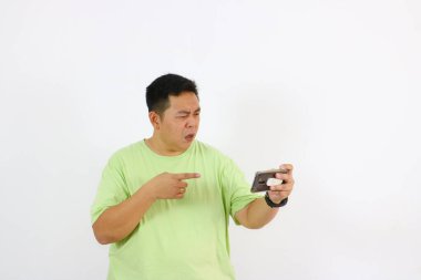 Genç bir adamın portresi telefonda merak ve şüphe gösteriyor..