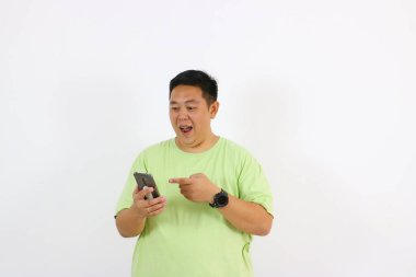 Portrede telefonu tutarken mutlu ve neşeli bir ifadeyle genç bir adamın portresi..