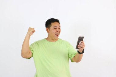 Mutlu ve neşeli bir yüz ifadesi olan Asyalı genç bir adamın portresi açıkça evet işareti yapıyor.