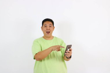 Adam şaşırmış görünüyor. Parmak göstererek cep telefonunu beyaza çevirdi.