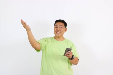 Neşeli Asyalı adam elinde telefonla karşımızda.