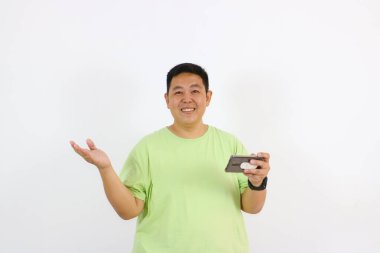 Telefon hareketleriyle mutlu bir adam beyaz arka planda coşkulu bir şekilde