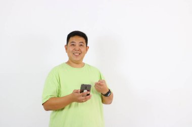 Adam hoşnutsuz bir ifadeyle parayı işaret ediyor.