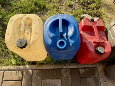 Yakıt suyu ya da sıvı depolamak için renkli plastik bidonlar.