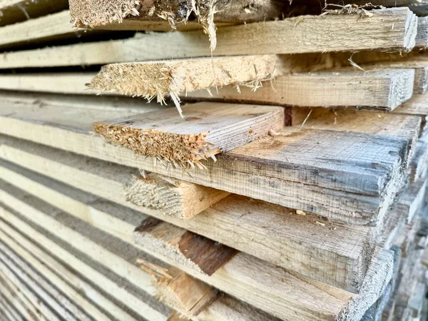 Ahşap döşeme ve ahşap projeleri için kaba kesilmiş tahtalar.
