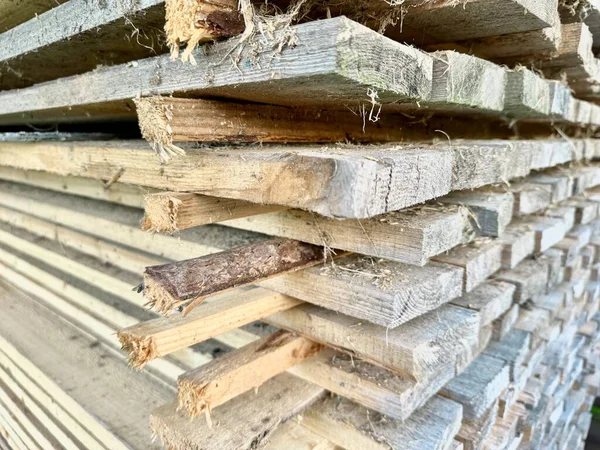 Ahşap döşeme ve ahşap projeleri için kaba kesilmiş tahtalar.