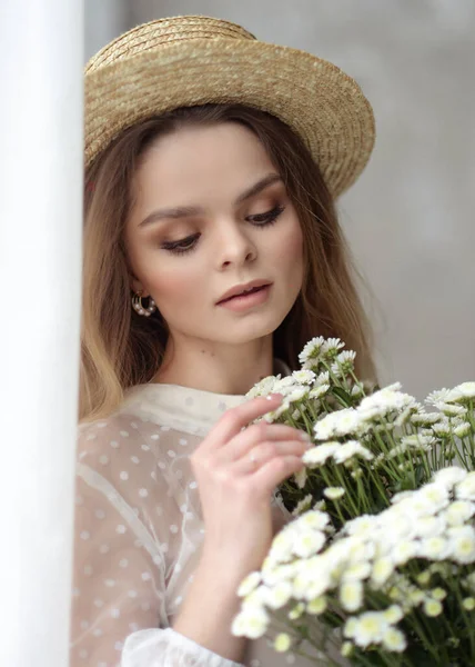 春の花のある明るい店内の優しい美少女 フレッシュイメージ — ストック写真