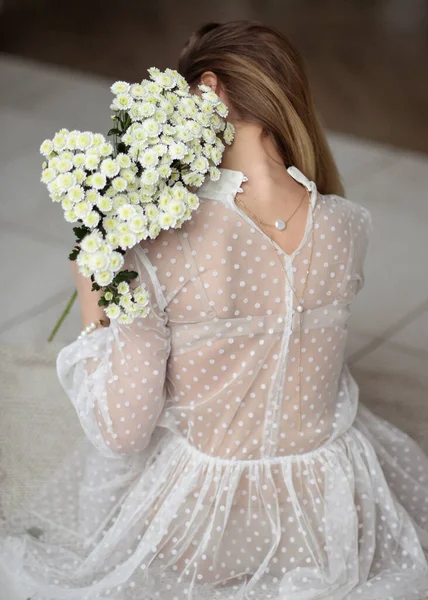 Piękna Delikatna Dziewczyna Jasnym Wnętrzu Kwiatami Wiosna Lato Świeży Obraz — Zdjęcie stockowe