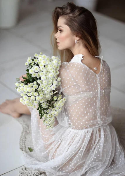 Hermosa Chica Suave Interior Brillante Con Flores Primavera Verano Imagen — Foto de Stock