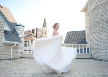 Zarif çiçekli lüks bir şatoda güzel bir Rus gelin evleniyor ve heyecanla nişanlısını bekliyor.