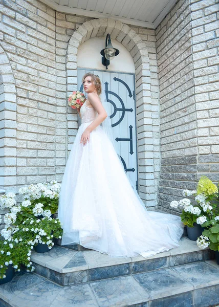 Zarif Çiçekli Lüks Bir Şatoda Güzel Bir Rus Gelin Evleniyor — Stok fotoğraf