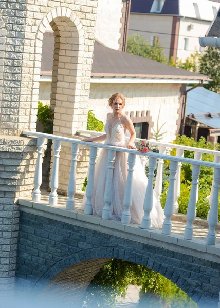 Zarif Çiçekli Lüks Bir Şatoda Güzel Bir Rus Gelin Evleniyor — Stok fotoğraf