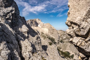 Zugspitze ve Via Ferrata Alpspitze 'den Jubilee Ridge' in manzarası Berrak Mavi Gök Altındaki Bavyera Alpleri 'nin engebeli Rocky Tepeleri. Yüksek kalite fotoğraf
