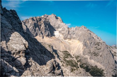 Zugspitze ve Via Ferrata Alpspitze 'den Jubilee Ridge' in manzarası Berrak Mavi Gök Altındaki Bavyera Alpleri 'nin engebeli Rocky Tepeleri. Yüksek kalite fotoğraf