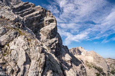 Bavyera Alplerindeki Ferrata Alpspitze Vadisi 'nin Rocky bölümü dramatik uçurumlar ve Mavi Gök Altındaki Dağ Tepeleri. Yüksek kalite fotoğraf